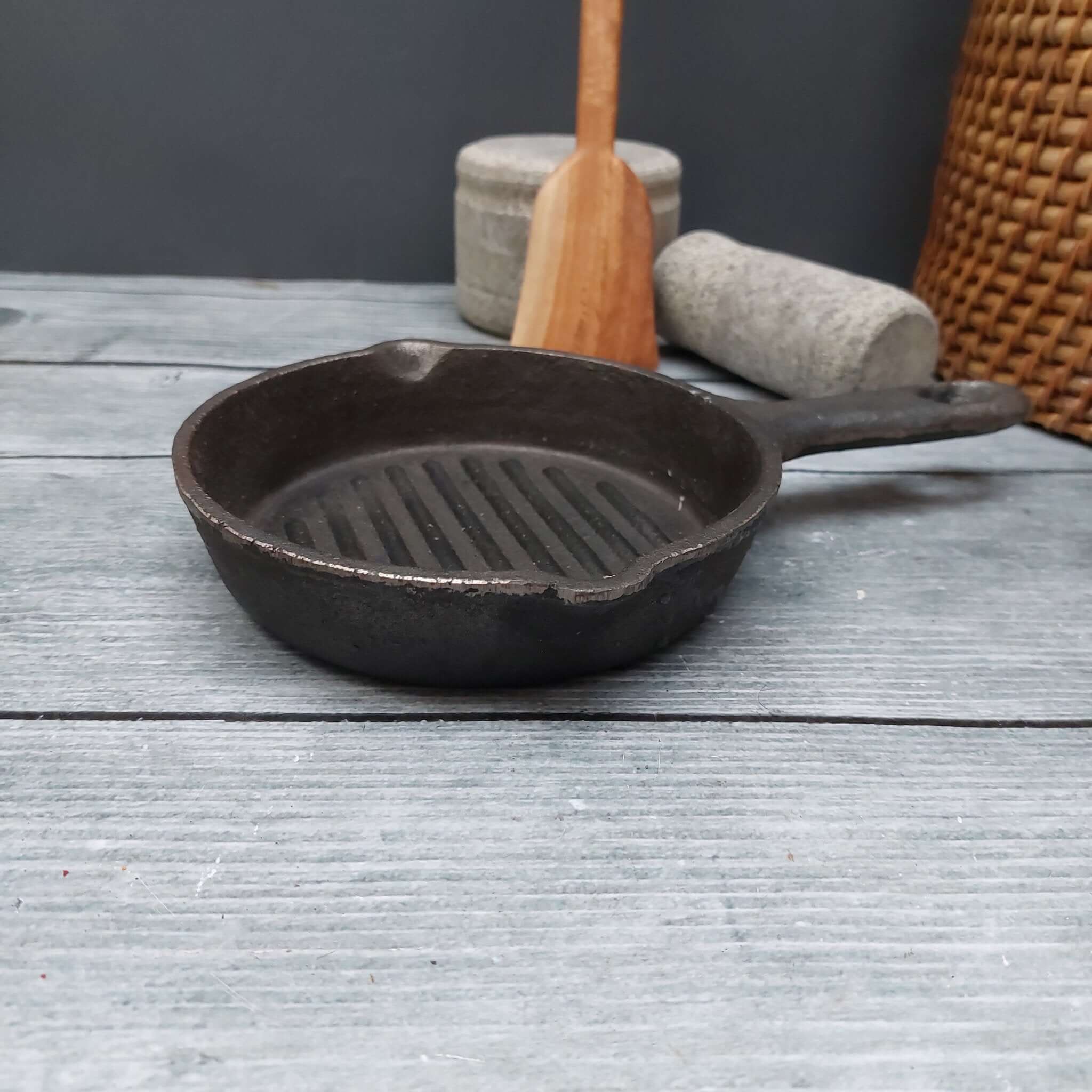 Cast Iron Mini Grill Pan Round 2-Zishta Traditional Cookware